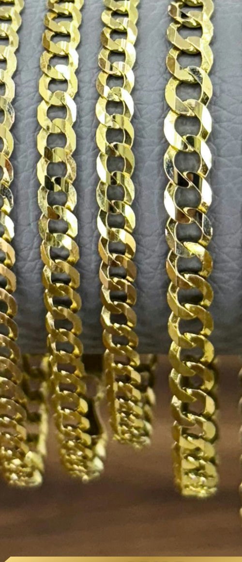 Detalle de eslabones de oro en distintos grosores