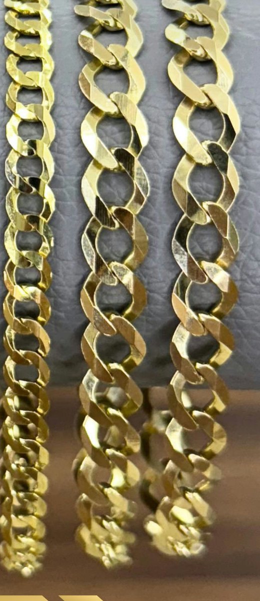Detalle de cadenas de oro de mayor grosor