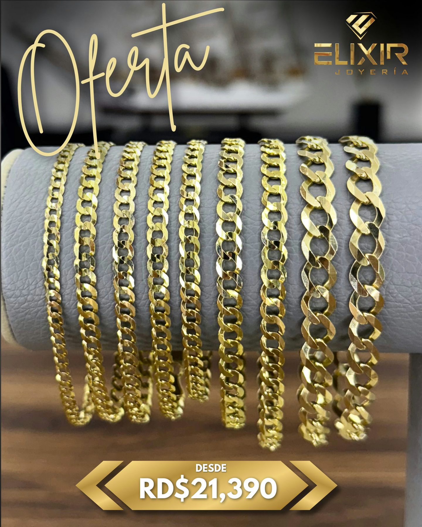 Cadenas de oro 14k colgadas en el exhibidor de la tienda